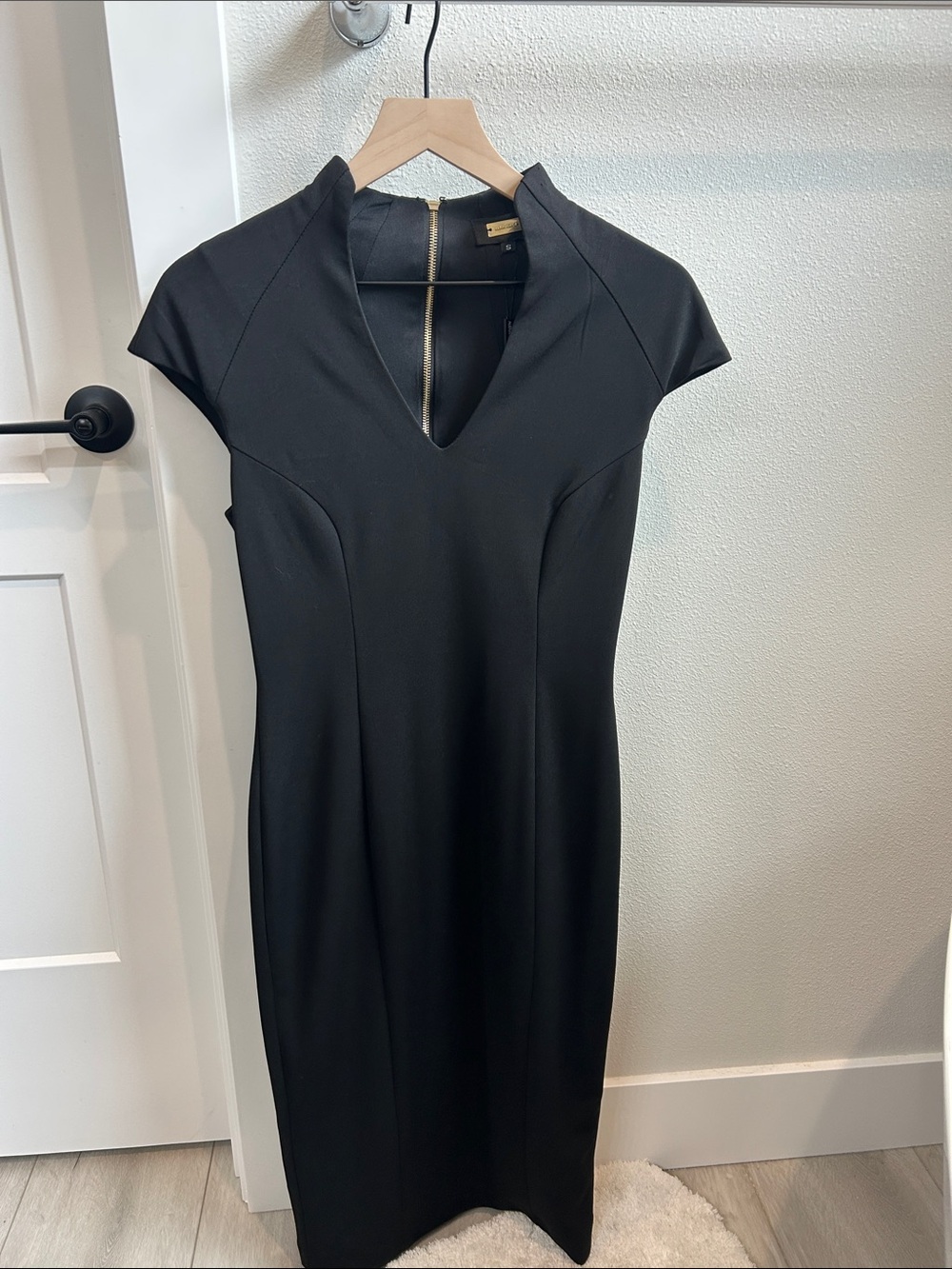 Alexia Admor Black Cap-Sleeve V-Neck Midi Dress